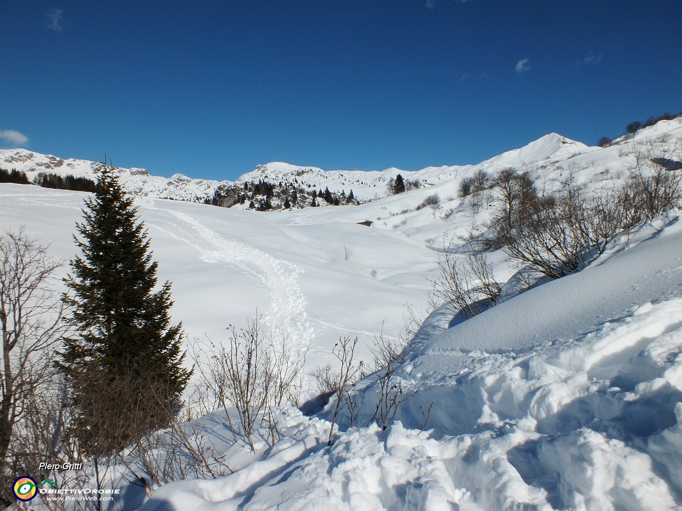 45 Saliscendi su tracce nella neve.JPG